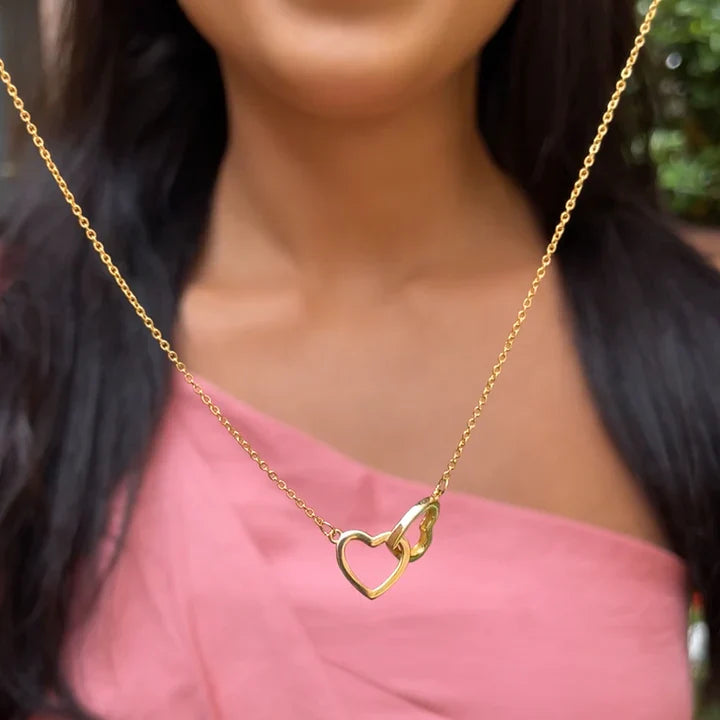 Collana con doppio cuore inciso e scatola con rosa eterna 