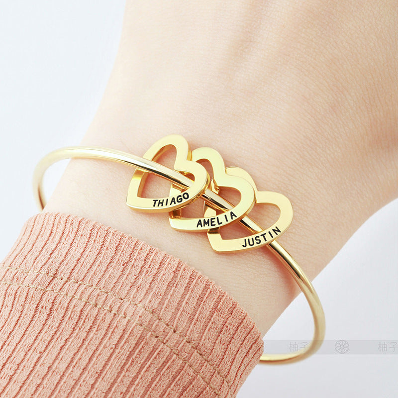 Bracciale rigido con ciondoli a forma di cuore personalizzati placcati in oro 18 carati