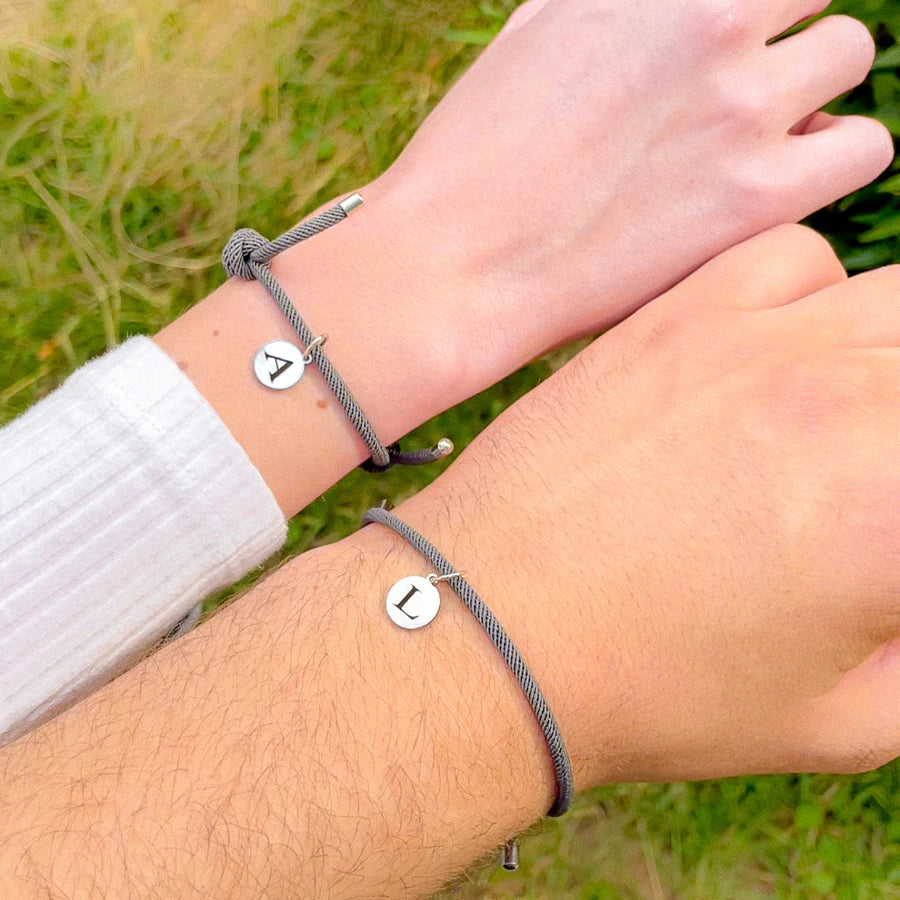 Bracelet pour couple avec lettres personnalisées 