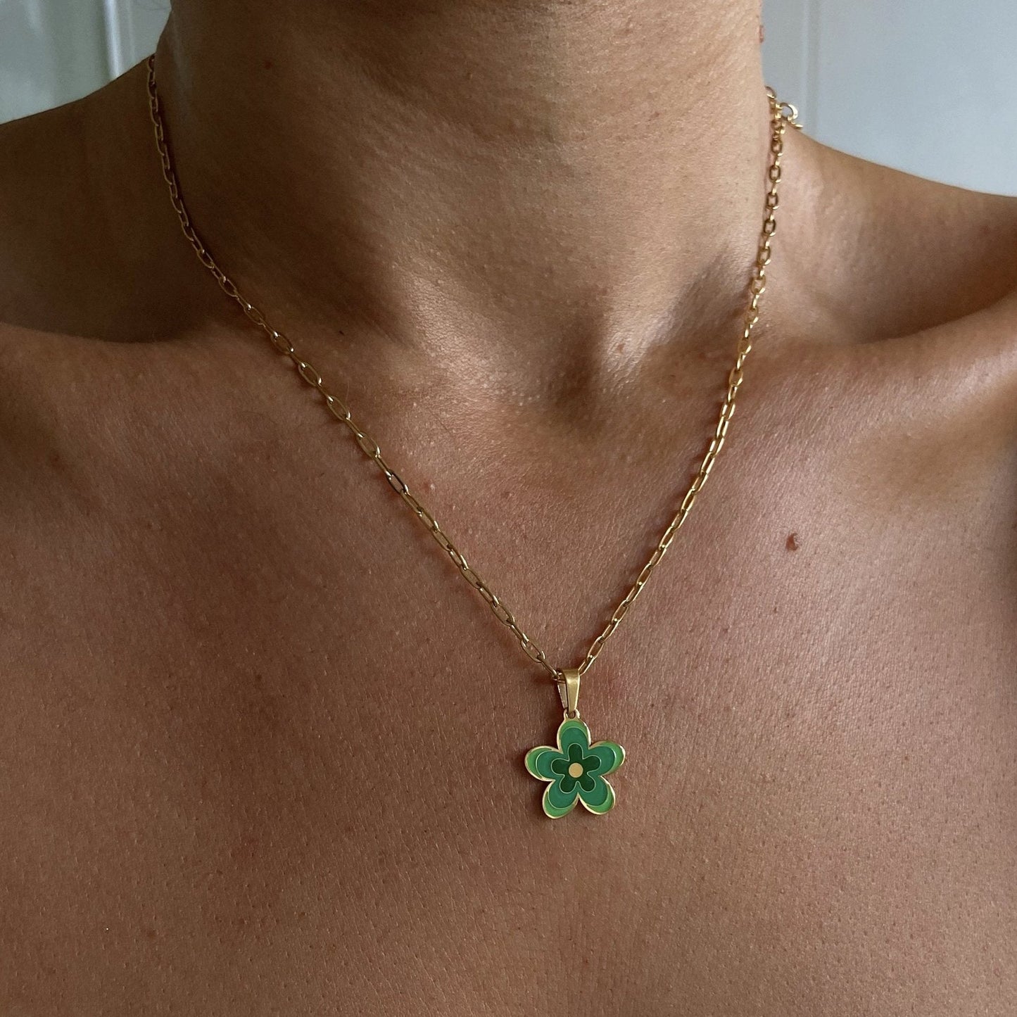 Collana con ciondolo a forma di fiore