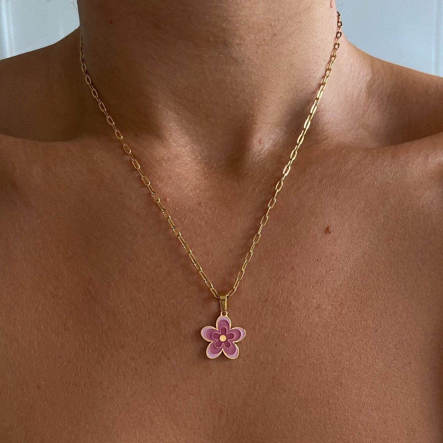 Collier avec pendentif en forme de fleur