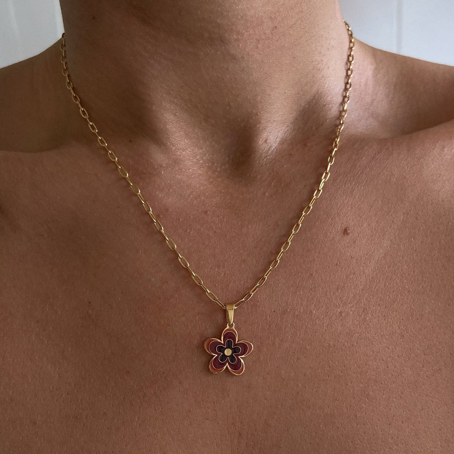 Collier avec pendentif en forme de fleur