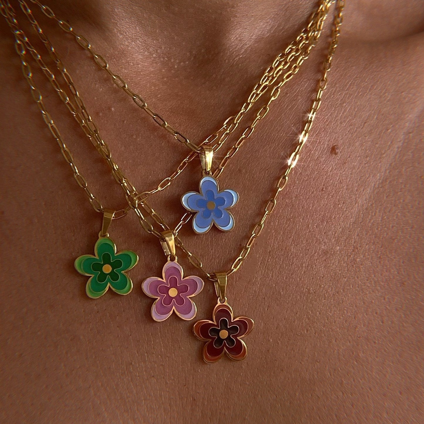 Collier avec pendentif en forme de fleur