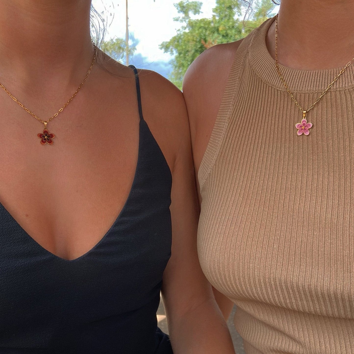 Collier avec pendentif en forme de fleur