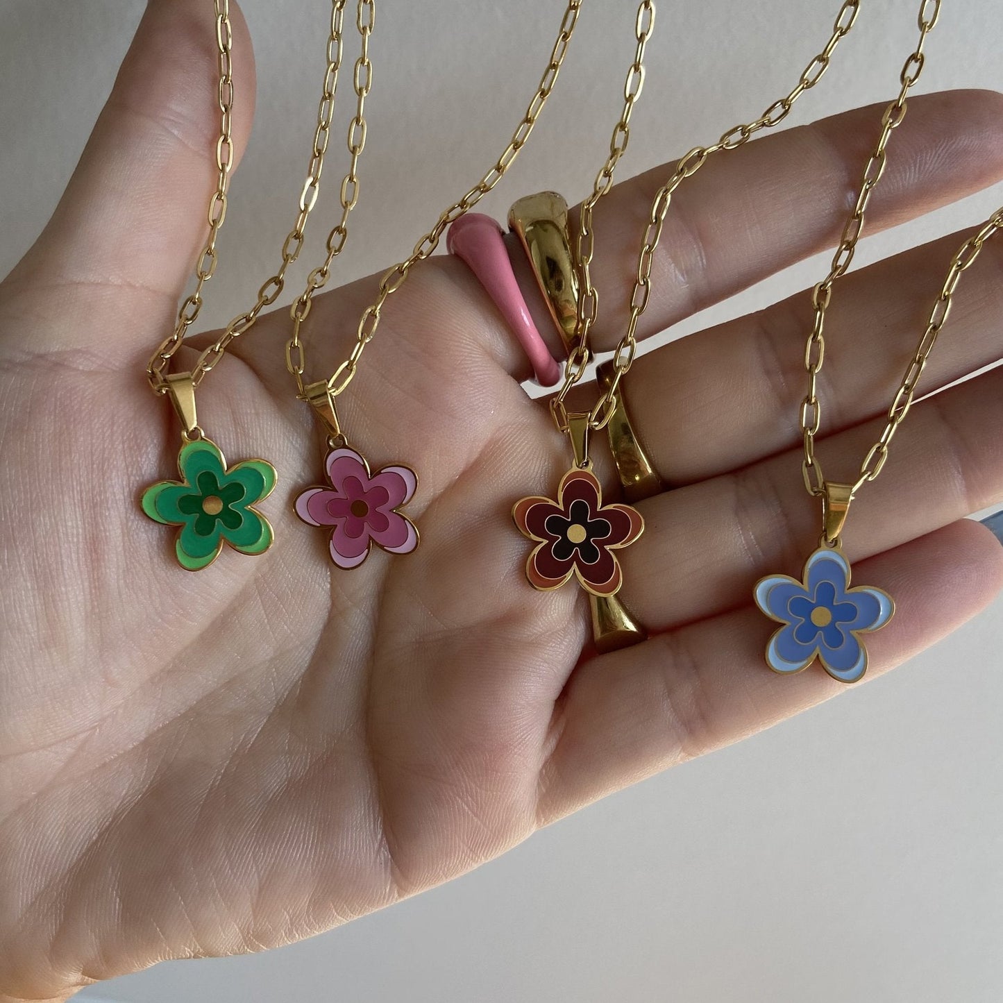 Collier avec pendentif en forme de fleur