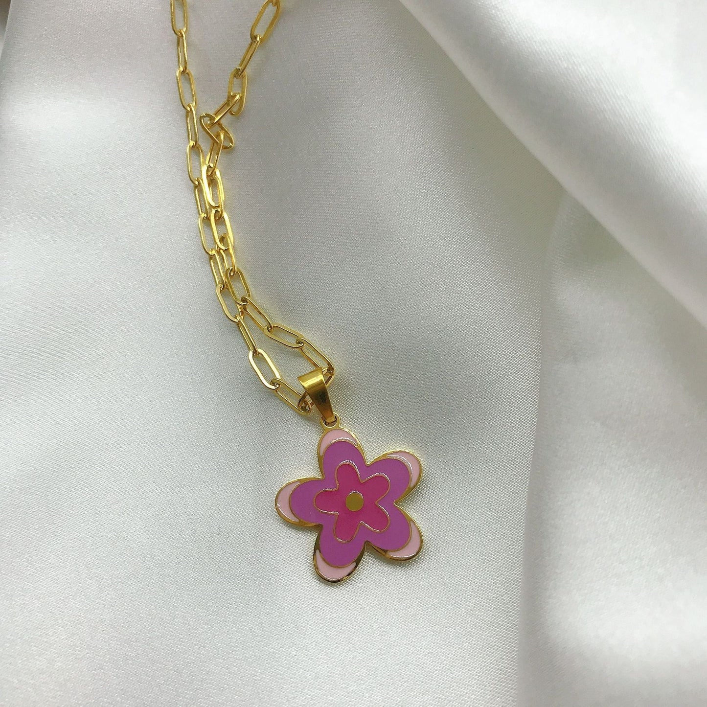 Collier avec pendentif en forme de fleur