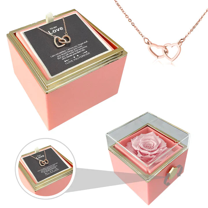 Collana con doppio cuore inciso e scatola con rosa eterna 